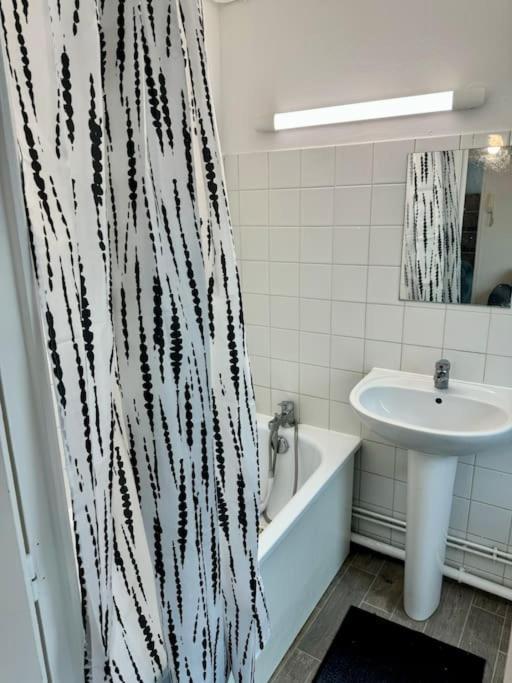Superbe Appartement Tres Calme Et Confortable Reims Buitenkant foto